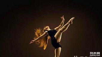 成人国标舞男生培训视频,舞步技巧与风采展示-第1张图片-成人抖抈app