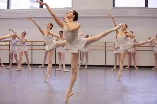 成人舞蹈简单劲爆视频,热力四溢！成人舞蹈视频燃情瞬间大盘点-第3张图片-成人抖抈app