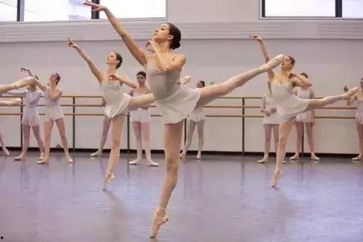 成人舞蹈踩胯压腿视频,踩胯压腿技巧全解析-第2张图片-成人抖抈app