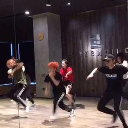 跳舞成人搞笑视频,成人搞笑舞蹈视频集锦-第1张图片-成人抖抈app