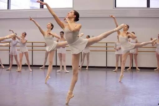 成人翻筋斗舞蹈视频教学,跟随视频轻松掌握成人翻筋斗技巧-第2张图片-成人抖抈app