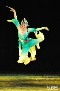 手提灯笼成人舞蹈视频,成人舞蹈视频中的传统魅力展现-第3张图片-成人抖抈app